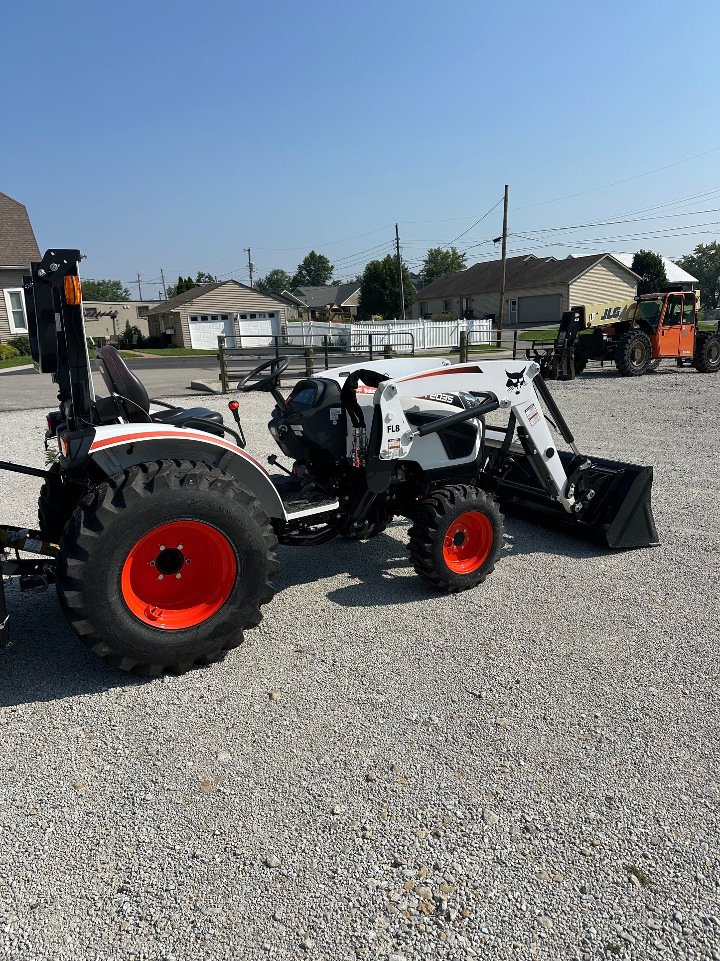 Bobcat CT2035 Compact Tractor w/ FL8 loader