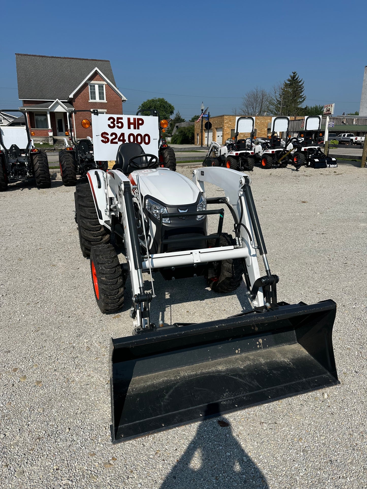 Bobcat CT2035 Compact Tractor w/ FL8 loader
