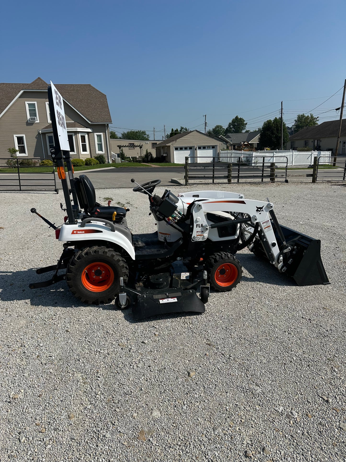 Bobcat CT1025 Sub-Compact Tractor w/ FL6 loader Hydrostatic Transmission