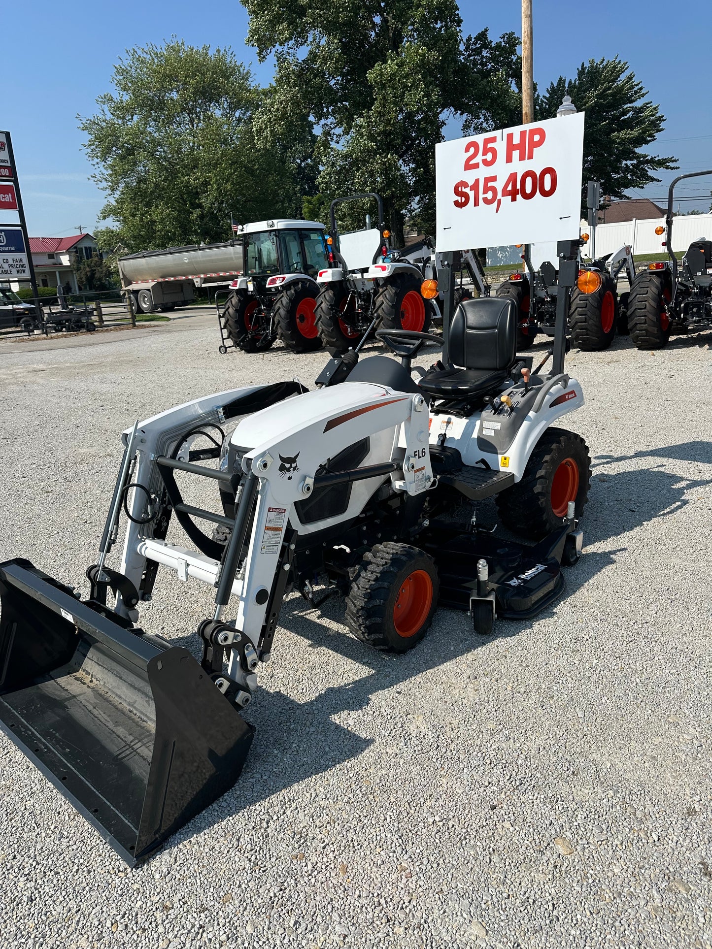 Bobcat CT1025 Sub-Compact Tractor w/ FL6 loader Hydrostatic Transmission