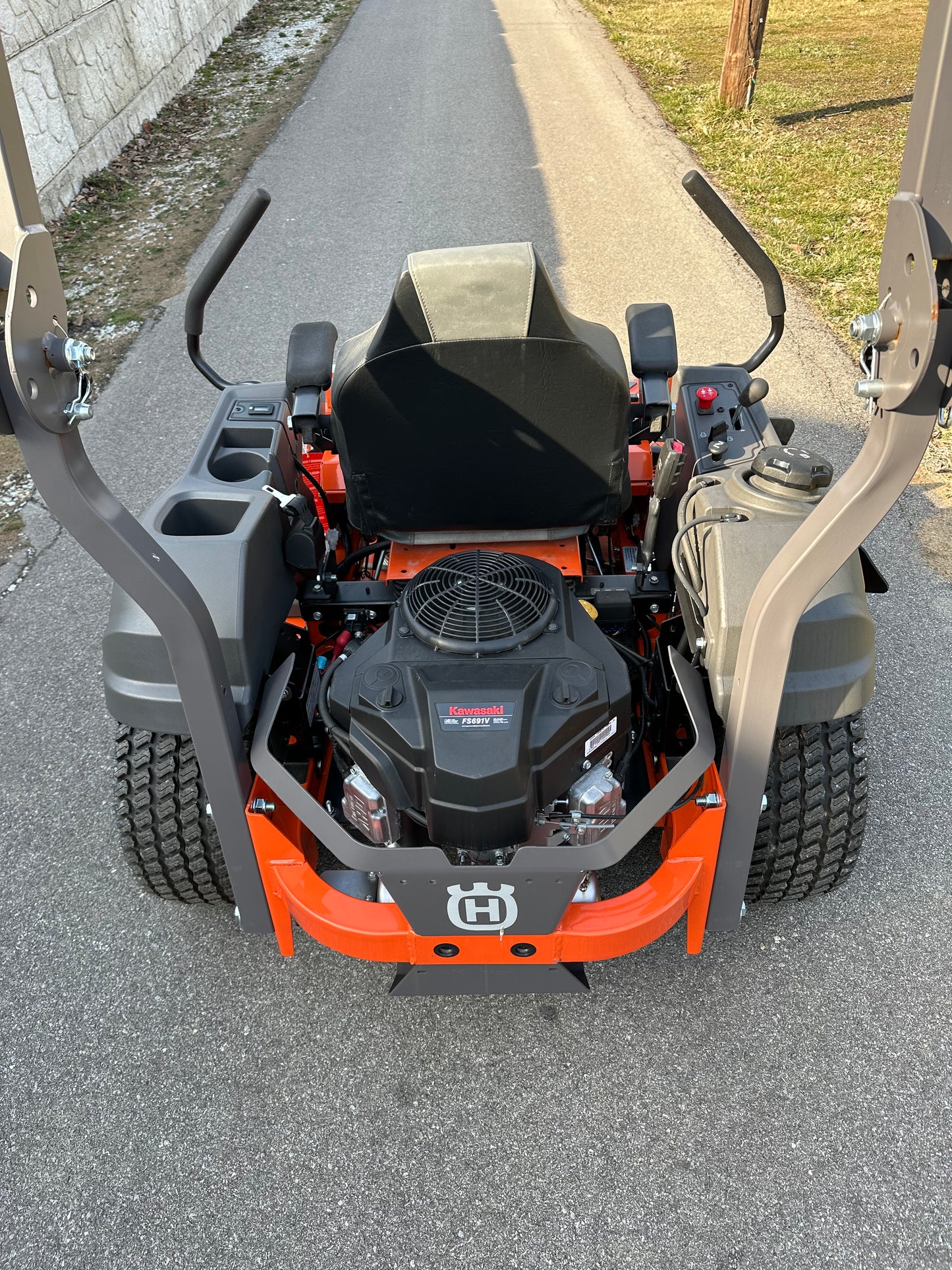 HUSQVARNA Z460 Professional Zero-Turn Lawn Mower