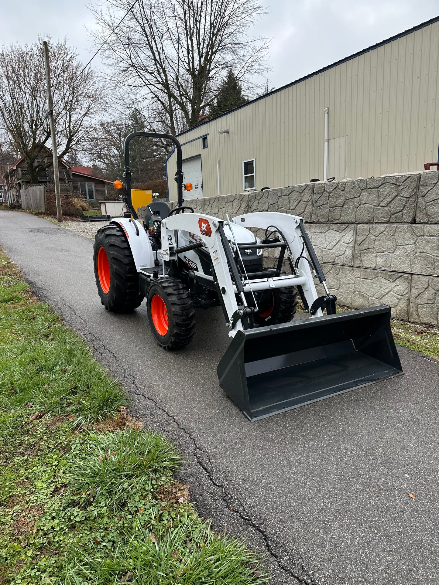 Bobcat CT4055 Compact Tractor w/ FL9 loader Shuttle Shift Transmission