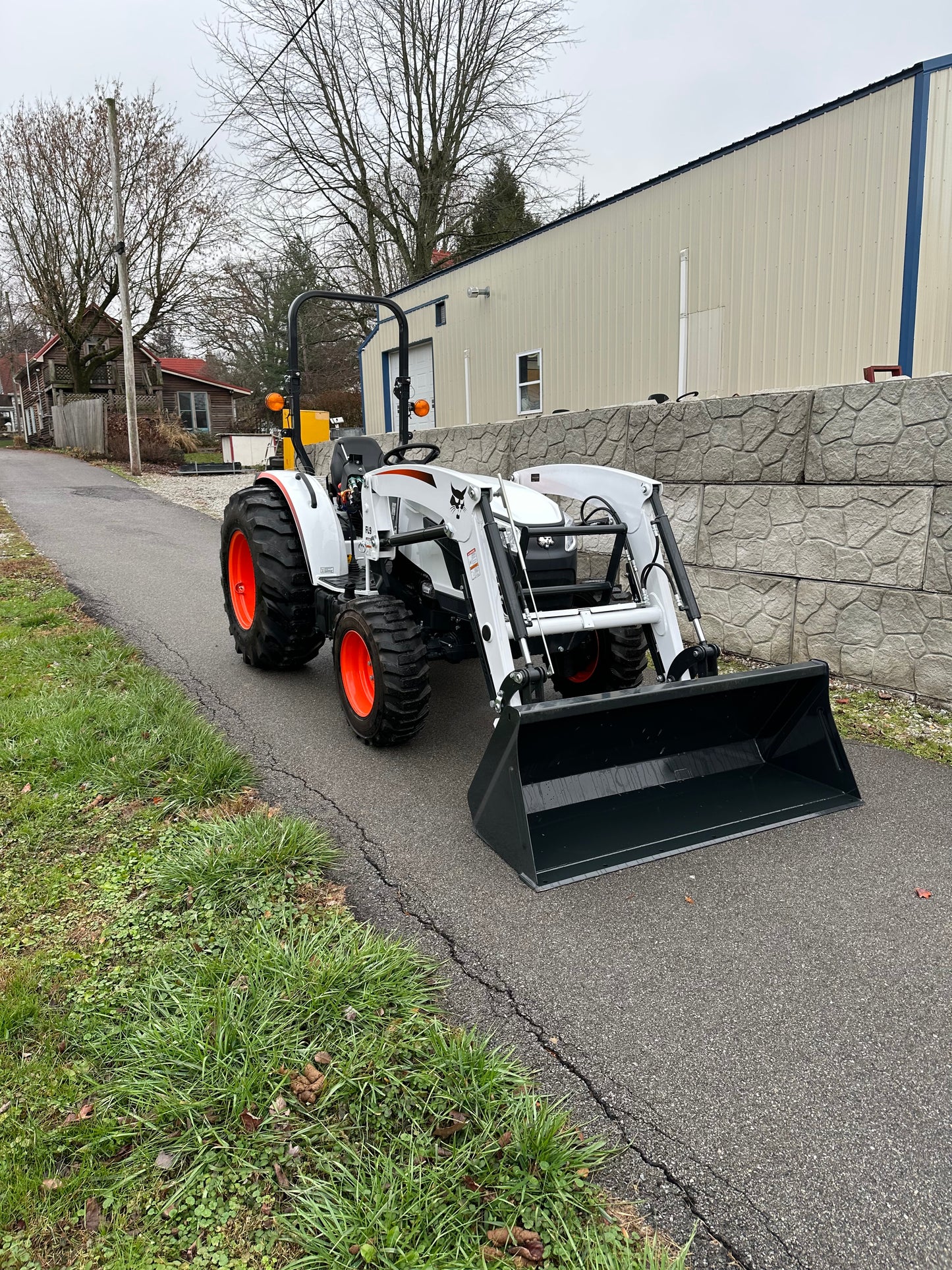 Bobcat CT4050 Compact Tractor w/ FL9 loader Shuttle Shift Transmission